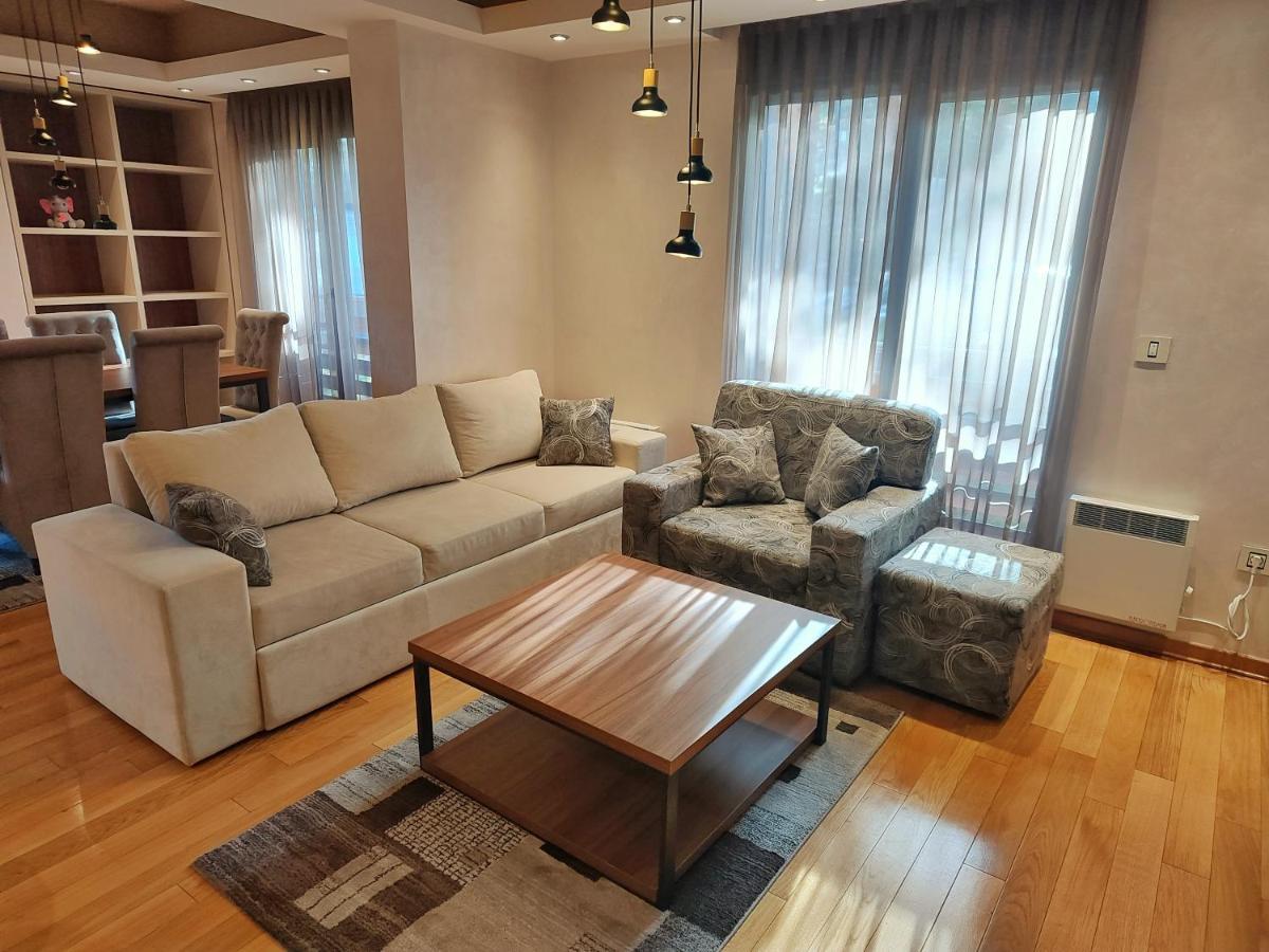 Velika Recepcija 38 Apartment
